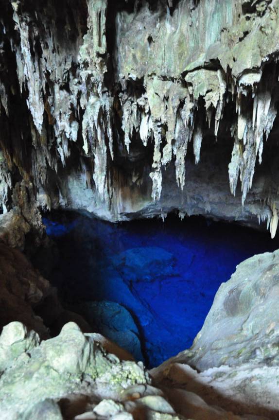 Parece magia, mas é verdade: uma lago azul no fundo da caverna que leva seu nome, a Gruta Azul, em Bonito, no Mato Grosso do Sul